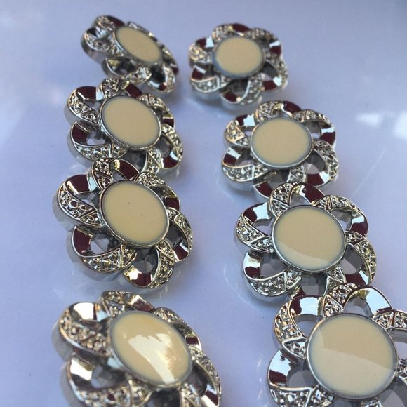 Lot of Vintage Flower Ribbon Silver White Center Hard Plastic Buttons 8 Pcs - Picture 2 of 7